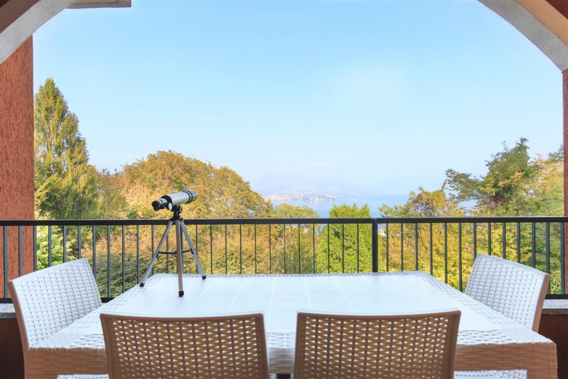 La Tana Del Lupo Stresa Apartamento Exterior foto